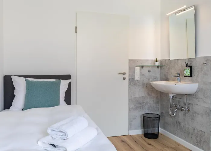 מלון Clement - *